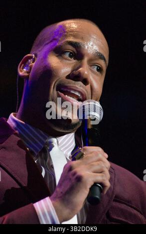 15 dicembre 2009 - Los Angeles, California, USA - ANTHONY "ROMEO" SANTOS compositore e cantante del gruppo musicale Bachata Aventura si esibisce dal vivo allo Staples Center. (Immagine di credito: © Leopoldo pena/Leopolda pena/ZUMA Press) Foto Stock