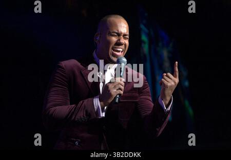 15 dicembre 2009 - Los Angeles, California, USA - ANTHONY "ROMEO" SANTOS compositore e cantante del gruppo musicale Bachata Aventura si esibisce dal vivo allo Staples Center. (Immagine di credito: © Leopoldo pena/Leopolda pena/ZUMA Press) Foto Stock