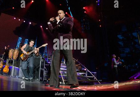 15 dicembre 2009 - Los Angeles, California, USA - ANTHONY "ROMEO" SANTOS compositore e cantante del gruppo musicale Bachata Aventura si esibisce dal vivo allo Staples Center. (Immagine di credito: © Leopoldo pena/Leopolda pena/ZUMA Press) Foto Stock