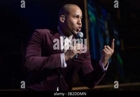 15 dicembre 2009 - Los Angeles, California, USA - ANTHONY "ROMEO" SANTOS compositore e cantante del gruppo musicale Bachata Aventura si esibisce dal vivo allo Staples Center. (Immagine di credito: © Leopoldo pena/Leopolda pena/ZUMA Press) Foto Stock