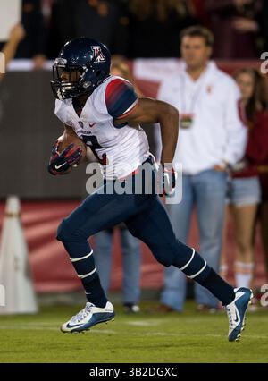 7 NOVEMBRE 2015 Los Angeles, CA..Arizona Wildcats ricevitore (2) Tyrell Johnson in azione durante una partita tra Arizona Wildcats e USC Trojans al Los Angeles Memorial Coliseum di Los Angeles, California.. (Credito obbligatorio: Juan Lainez / MarinMedia / Cal Sport Media) (immagine di credito: © Juan Lainez / Marinmedia / CSM/CSM via ZUMA Wire) Foto Stock