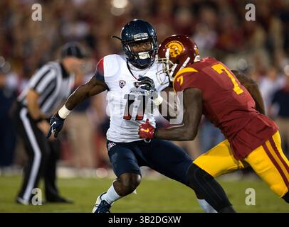7 NOVEMBRE 2015 Los Angeles, CA..Arizona Wildcats cornerback (11) Will Parks copre il suo giocatore durante una partita tra gli Arizona Wildcats e gli USC Trojans al Los Angeles Memorial Coliseum di Los Angeles, California.. (Credito obbligatorio: Juan Lainez / MarinMedia / Cal Sport Media) (immagine di credito: © Juan Lainez / Marinmedia / CSM/CSM via ZUMA Wire) Foto Stock