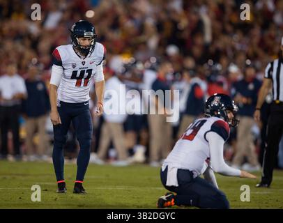 7 NOVEMBRE 2015 Los Angeles, CA..Arizona Wildcats Place kicker (41) Casey Skowron in azione durante una partita tra Arizona Wildcats e USC Trojans al Los Angeles Memorial Coliseum di Los Angeles, California.. (Credito obbligatorio: Juan Lainez / MarinMedia / Cal Sport Media) (credito immagine: © Juan Lainez / Marinmedia / CSM/CSM via ZUMA Wire) Foto Stock