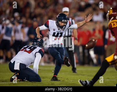 7 NOVEMBRE 2015 Los Angeles, CA..Arizona Wildcats Place kicker (41) Casey Skowron in azione durante una partita tra Arizona Wildcats e USC Trojans al Los Angeles Memorial Coliseum di Los Angeles, California.. (Credito obbligatorio: Juan Lainez / MarinMedia / Cal Sport Media) (credito immagine: © Juan Lainez / Marinmedia / CSM/CSM via ZUMA Wire) Foto Stock