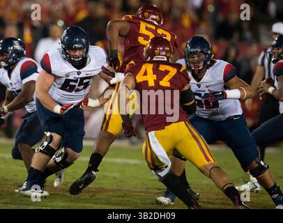 7 NOVEMBRE 2015 Los Angeles, CA..Arizona Wildcats Center(6) Zach Hemmila cade nella protezione dei passaggi durante una partita tra Arizona Wildcats e USC Trojans al Los Angeles Memorial Coliseum di Los Angeles, California.. (Credito obbligatorio: Juan Lainez / MarinMedia / Cal Sport Media) (immagine di credito: © Juan Lainez / Marinmedia / CSM/CSM via ZUMA Wire) Foto Stock