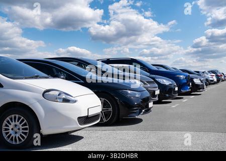 Molte auto in fila. Vendite di auto usate. Foto Stock