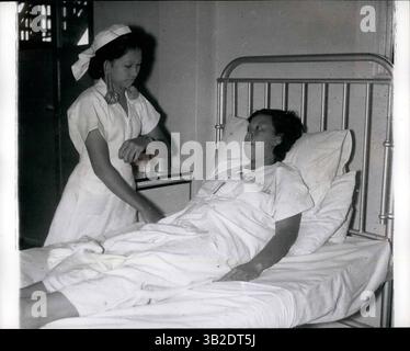 29 febbraio 2012 - Tribal Girls Train as Midwives: Ba'u, 18 anni Kayan Tribal girl, prende la temperatura di un paziente nel reparto maternità del Kuching General Hospital. Le ragazze della giungla formate come ostetriche nell'ospedale di Sarawak sperimentano successo con i primi due significherà 100 un anno schema per Redube Infant mortality in Jungle loncrouses: Dr Glyn Evans di Cardiff, direttore dei servizi medici per Sarawak, è collocato con il successo del suo piano di formare le ragazze tribali Sarawak come ostetriche nel tentativo di ridurre la mortalità infantile che si verifica nelle primitive comunità case lunghe in cui il tri Foto Stock