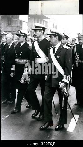 29 FEBBRAIO 2012 - CON ORGOGLIO ARGENTINA RICORDA LA SUA GIORNATA NAZIONALE. Buenos Aires, Argentina, 25 maggio 1976: Questo giorno chiamato '25 do Mayo' è stato celebrato per la prima volta dalla caduta del ragimo peronista. Ricorda ogni anno il giorno in cui nel 1819 l'Argentina ebbe il suo primo governo dopo che era in precedenza una colonia. Acyualy argentina è governata da una giunta militare democratica e i capi del governo hanno assaltato le principali celebrazioni a Plaza de Mayo, dove sono stati siurati la Casa del governo e il Metropolita Cahtodral dove ha avuto luogo il Tedeum. (Immagine di credito: © Keystone Pictures US Foto Stock