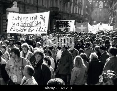 26 febbraio 2012 - dimostrazione contro la snifferia: Più di 35 000 persone hanno manifestato per l'abolizione della polizia politica a Berna/Svizzera sabato 4 marzo 1990. Il banner dice: "Basta con la snifferia e il niggard. Informazioni sui file per tutti coloro che fanno un censimento vogliono spiare le persone (immagine di credito: © Keystone Pictures USA/ZUMAPRESS.com) Foto Stock