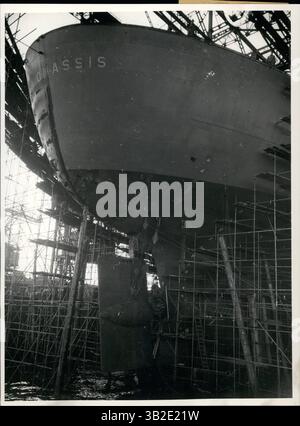 26 febbraio 2012 - la più grande petroliera del mondo... Il lancio avverrà ad Amburgo Howaldt-Werft (cantiere navale) il 25 luglio 1953. Lavorano giorno e notte e ancora l'impalcatura circonda la cisterna lunga 236 metri. Difficilmente si può immaginare le dimensioni della nave, ma si può vedere solo il timone sovradimensionato che pesa 32.000 chilogrammi e ha 27 metri quadrati. La vite potrebbe non essere fissata in una sola unità poiché è troppo pesante, ciascuna delle quattro lame pesa 6,25 tonnellate. La 20 1/2enne Christine, figlia del più ricco costruttore navale del mondo Aristolteles Onassis, darà 45.000 tonnellate Foto Stock