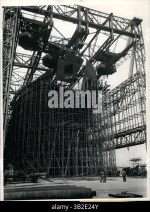 26 febbraio 2012 - la più grande petroliera del mondo... Il lancio avverrà ad Amburgo Howaldt-Werft (cantiere navale) il 25 luglio 1953. Lavorano giorno e notte e ancora l'impalcatura circonda la cisterna lunga 236 metri. Difficilmente si può immaginare le dimensioni della nave, ma si può vedere solo il timone sovradimensionato che pesa 32.000 chilogrammi e ha 27 metri quadrati. La vite potrebbe non essere fissata in una sola unità poiché è troppo pesante, ciascuna delle quattro lame pesa 6,25 tonnellate. La 20 1/2enne Christine, figlia del più ricco costruttore navale del mondo Aristolteles Onassis, darà 45.000 tonnellate Foto Stock