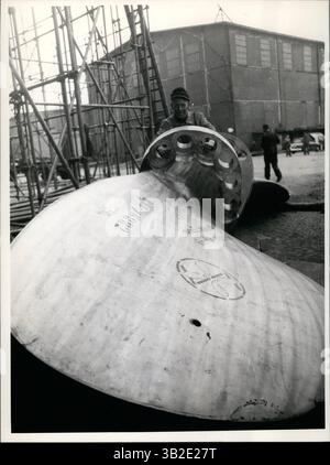 26 febbraio 2012 - la più grande petroliera del mondo... Il lancio avverrà ad Amburgo Howaldt-Werft (cantiere navale) il 25 luglio 1953. Lavorano giorno e notte e ancora l'impalcatura circonda la cisterna lunga 236 metri. Difficilmente si può immaginare le dimensioni della nave, ma si può vedere solo il timone sovradimensionato che pesa 32.000 chilogrammi e ha 27 metri quadrati. La vite potrebbe non essere fissata in una sola unità poiché è troppo pesante, ciascuna delle quattro lame pesa 6,25 tonnellate. La 20 1/2enne Christine, figlia del più ricco costruttore navale del mondo Aristolteles Onassis, darà 45.000 tonnellate Foto Stock