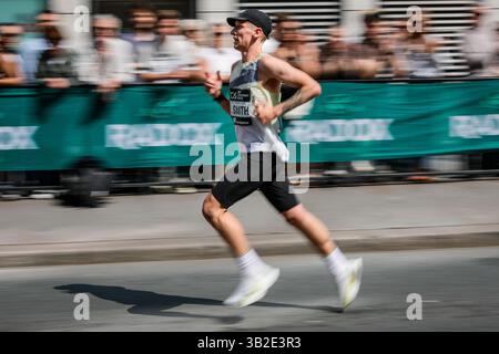 Londra, Regno Unito. 27 aprile 2025. Corridore britannico Logan Smith (GBR). I corridori Elite Men arrivano a Mile 23 vicino al London Bridge nella Maratona di Londra del 2025. Crediti: Imageplotter/Alamy Live News Foto Stock