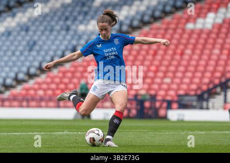 Glasgow, Scozia, Regno Unito. 27 aprile 2025, Glasgow, Regno Unito. Le Rangers hanno giocato l'Aberdeen nella SWFA Women's Scottish Cup a Hampden Park, Glasgow. Il punteggio finale è stato Rangers 5-0 Aberdeen. I Rangers ora giocheranno a Glasgow City in finale. Rio Hardy (R10) calci la palla per segnare il secondo gol dei Rangers. Credito: Notizie Findlay/ Alamy Live Foto Stock