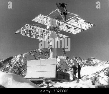 17 aprile 2012 - i lavoratori (illeggibili) fissano elementi specchiati ad un eliostato situato sul monte Welssflub nella Svizzera orientale. Il dispositivo fa parte di un esperimento biennale di energia solare condotto dal Centro Svizzero di ricerca atomica. (Immagine di credito: © Keystone Press Agency/ZUMA Press Wire) Foto Stock