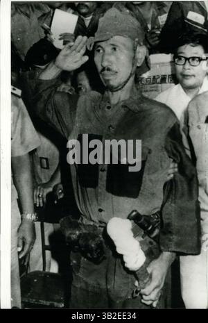 31 marzo 2012 - il soldato giapponese si arrende dopo aver resistito per 29 anni nella giungla: Hiroo Onoda, un violentatore giapponese della seconda guerra mondiale che si rifiutò di arrendersi fino a quando non ricevette l'ordine di farlo dal suo ufficiale superiore, e trattenuto per 29 anni nella giungla dell'isola di Lubang delle Filippine, fu riportato a Tokyo dopo che il suo ex comandante lo convinse ad arrendersi. Il 2° tenente, che viveva con banane e noci di cocco, a parte quello che poteva rubare agli isolani di Lubang, ha 52 anni, e sembrava in forma e bene, così come è sceso dall'aereo per salutare i suoi vecchi genitori e fratello che Foto Stock
