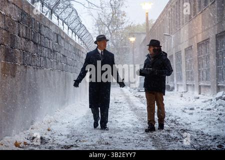 DATA DI USCITA: 16 ottobre 2015TITLE: Bridge of Spies STUDIO: Voltage Pictures DIRECTOR: Steven Spielberg TRAMA: Durante la Guerra fredda, un avvocato americano viene reclutato per difendere una spia sovietica arrestata in tribunale, e poi aiuta la CIA a facilitare uno scambio della spia con il pilota di aerei spia statunitense catturato dai sovietici, Francis Gary Powers NELLA FOTO: TOM HANKS e STEVEN SPIELBERG sul set (credito: © DreamworksEntertainment Pictures/ZUMAPRESS.com) Foto Stock
