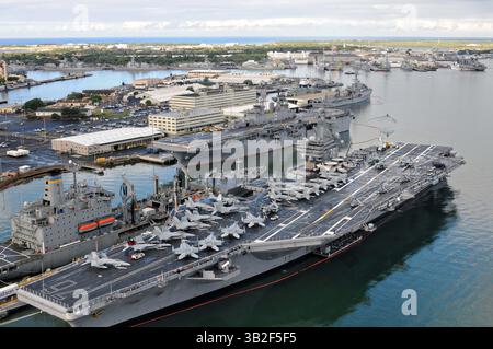 6 luglio 2010 - Honolulu, Hawaii, Stati Uniti d'America - portaerei classe Nimitz USS Ronald Reagan e la nave d'assalto anfibia classe Wasp USS Bonhomme Richard siedono accanto a Pearl Harbor mentre si preparano ad imbarcarsi per esercitazioni in congiunzione con Rim of the Pacific il 6 luglio 2010 a Honolulu, Hawaii. (Immagine di credito: © Mcs2 Corey Truax/Planet Pix tramite cavo ZUMA) Foto Stock