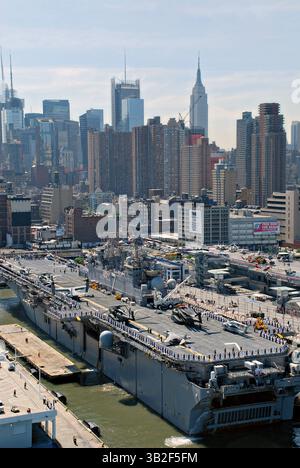 26 maggio 2010 - New York, NY, Stati Uniti d'America - nave d'assalto anfibio classe Wasp USS Iwo Jima ormeggia nel porto di New York per la Fleet Week 26 maggio 2010 a New York City, NY. (Immagine di credito: © MCC Eric Durie/Planet Pix via ZUMA Wire) Foto Stock