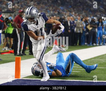 26 novembre 2015 - Arlington, Texas, USA - il wide receiver dei Dallas Cowboys Cole Beasley (11) segna un touchdown durante il quarto quarto trimestre domenica 26 novembre 2015, all'AT&T Stadium di Arlington, Texas. (Immagine di credito: © Richard W. Rodriguez/TNS tramite filo ZUMA) Foto Stock