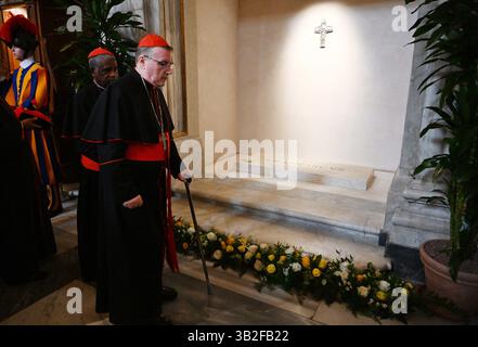 Roma, Italia. 27 aprile 2025. I cardinali visitano la tomba del defunto Papa Francesco nella Basilica di Santa Maria maggiore il giorno dopo il funerale del Papa, a Roma, Italia, il 27 aprile 2025. Foto di Eric Vandeville/ABACAPRESS. COM credito: Abaca Press/Alamy Live News Foto Stock