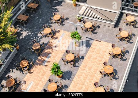 tavoli con sedie sulla terrazza del caffè all'aperto, vista dall'alto Foto Stock