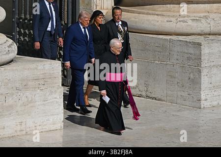 CITTÀ DEL VATICANO, VATICANO - APRILE 26: CITTÀ DEL VATICANO, VATICANO - APRILE 26. Il presidente degli Stati Uniti Donald Trump e la First Lady statunitense Melania Trump la messa funebre del Santo padre Papa Francesco nella città del Vaticano, Stato del Vaticano, il 26 aprile 2025. Foto Stock