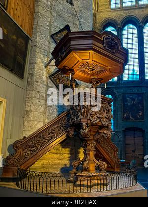 Pulpito gotico in legno intagliato in modo intricato sulla maestosa scala della cattedrale Foto Stock