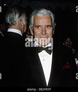 25 gennaio 2015 - Washington, District of Columbia, Stati Uniti d'America - Washington, DC. Giugno, 1985. John Forsythe. John Forsythe (nato Jacob Lincoln Freund). Attore teatrale, televisivo e cinematografico americano. Forsythe ha recitato in tre serie televisive, che coprono quattro decenni e tre generi: Come padre playboy singolo, Bentley Gregg, nella sitcom Bachelor Father (1957Ð62); come il milionario invisibile, Charles Townsend, nel dramma poliziesco Charlie's Angels (1976Ð81 Ð77), e come patriarca, Blake Carrington, nella soap opera Dynasty (1981Ð89) Foto Stock