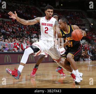 17 novembre 2015 - Columbus, OH, USA - Arnold Richmond, Right, di Grambling State, lavora contro Marc Loving (2) dell'Ohio State presso la Value City Arena di Columbus, Ohio, martedì 17 novembre 2015. (Immagine di credito: © Barbara J. Perenic/TNS via ZUMA Wire) Foto Stock