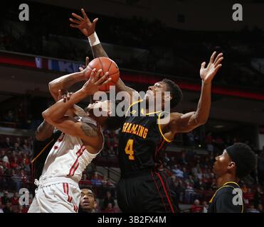 17 novembre 2015 - Columbus, OH, USA - Marc Loving dell'Ohio State è sorvegliato da Remond Brown (4) della Grambling State presso la Value City Arena di Columbus, Ohio, martedì 17 novembre 2015. (Immagine di credito: © Barbara J. Perenic/TNS via ZUMA Wire) Foto Stock