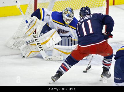 17 novembre 2015 - Columbus, OH, USA - Matt Calvert (11) dei Columbus Blue Jackets punta in rete contro il portiere dei St. Louis Blues Brian Elliott (1) nel secondo periodo alla Nationwide Arena di Columbus, Ohio, martedì 17 novembre 2015. I Blue Jackets vinsero 3-1. (Immagine di credito: © Fred Squillante/TNS tramite filo ZUMA) Foto Stock