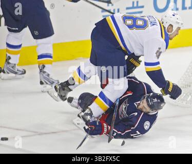 17 novembre 2015 - Columbus, OH, USA - Kyle Brodziak dei St. Louis Blues (28) in azione contro Nick Foligno dei Columbus Blue Jackets (71) nel secondo periodo alla Nationwide Arena di Columbus, Ohio, martedì 17 novembre 2015. I Blue Jackets vinsero 3-1. (Immagine di credito: © Fred Squillante/TNS tramite filo ZUMA) Foto Stock