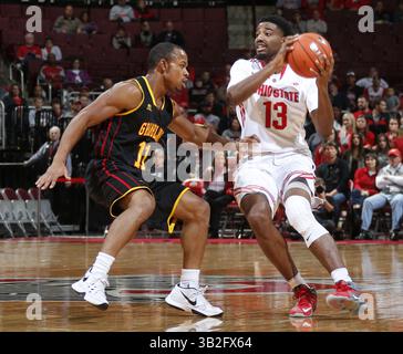 17 novembre 2015 - Columbus, OH, USA - JaQuan Lyle (13) dell'Ohio State è custodito da Arnold Richmond (11) del Grambling State presso la Value City Arena di Columbus, Ohio, martedì 17 novembre 2015. (Immagine di credito: © Barbara J. Perenic/TNS via ZUMA Wire) Foto Stock