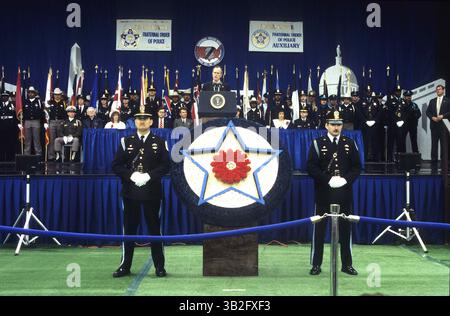 6 aprile 2012 - Washington, Distretto di Columbia, Stati Uniti d'America - Washington DC 5-15-1992.il presidente George H.W. Bush consegna un discorso ai membri della comunità delle forze dell'ordine durante l'annuale National Law Enforcement Officers Memorial. Crediti: Mark Reinstein (immagine di credito: © Mark Reinstein tramite ZUMA Wire) Foto Stock