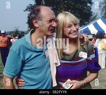 1° aprile 2015 - Washington, District of Columbia, Stati Uniti d'America - Washington, DC. 8-27-1983.Peter Yarrow e Mary Travers del gruppo musicale ''Peter, Paul and Mary'' si riuniscono di nuovo al 20° anniversario della ''marcia su Washington'''. Peter, Paul e Mary erano un trio di canto folk degli Stati Uniti la cui carriera di quasi 50 anni è iniziata con la loro ascesa a diventare un paradigma per la musica folk degli anni '1960. Il trio era composto dallo scrittore di canzoni folk Peter Yarrow, (Noel) Paul Stookey e Mary Travers. Dopo la morte di Travers nel 2009, Yarrow e Stookey continuarono ad esibirsi come duo sotto la loro influenza Foto Stock