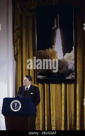 13 maggio 2015 - Washington, Distretto di Columbia, Stati Uniti d'America - Washington, DC. 6-25-1985. Il presidente Ronald Reagan parla del programma di navetta spaziale nella East Room della Casa Bianca. Questo era per la selezione finale di un insegnante per andare nello spazio sulla navetta. Christa McAuliffe è stata scelta come insegnante per andare nello spazio. È morta quando lo shuttle Challenger è esploso nel 1986. . Crediti: Mark Reinstein (immagine di credito: © Mark Reinstein tramite ZUMA Wire) Foto Stock
