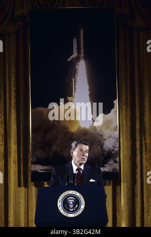 11 maggio 2015 - Washington, Distretto di Columbia, Stati Uniti d'America - Washington, DC. 6-25-1985. Il presidente Ronald Reagan parla del programma di navetta spaziale nella East Room della Casa Bianca. Questo era per la selezione finale di un insegnante per andare nello spazio sulla navetta. Christa McAuliffe è stata scelta come insegnante per andare nello spazio. È morta quando lo shuttle Challenger è esploso nel 1986. . Crediti: Mark Reinstein (immagine di credito: © Mark Reinstein tramite ZUMA Wire) Foto Stock