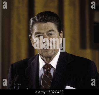 10 maggio 2015 - Washington, Distretto di Columbia, Stati Uniti d'America - Washington, DC. 6-25-1985. Il presidente Ronald Reagan parla del programma di navetta spaziale nella East Room della Casa Bianca. Questo era per la selezione finale di un insegnante per andare nello spazio sulla navetta. Christa McAuliffe è stata scelta come insegnante per andare nello spazio. È morta quando lo shuttle Challenger è esploso nel 1986. . Crediti: Mark Reinstein (immagine di credito: © Mark Reinstein tramite ZUMA Wire) Foto Stock