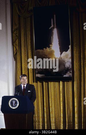 12 maggio 2015 - Washington, Distretto di Columbia, Stati Uniti d'America - Washington, DC. 6-25-1985. Il presidente Ronald Reagan parla del programma di navetta spaziale nella East Room della Casa Bianca. Questo era per la selezione finale di un insegnante per andare nello spazio sulla navetta. Christa McAuliffe è stata scelta come insegnante per andare nello spazio. È morta quando lo shuttle Challenger è esploso nel 1986. . Crediti: Mark Reinstein (immagine di credito: © Mark Reinstein tramite ZUMA Wire) Foto Stock