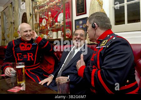 18 gennaio 2013 - Londra, Regno Unito - il Segretario alla difesa degli Stati Uniti Leon Panetta ride con Yeoman Warders Dave Coleman (a sinistra) e Rob Fuller al Yeoman Warder Mess 18 gennaio 2013 a Londra, Inghilterra, Regno Unito. Panetta è in viaggio di sei giorni in Europa per incontrare i leader e le truppe americane. (Immagine di credito: © Erin A. Kirk-Cuomo/Planet Pix via ZUMA Wire) Foto Stock