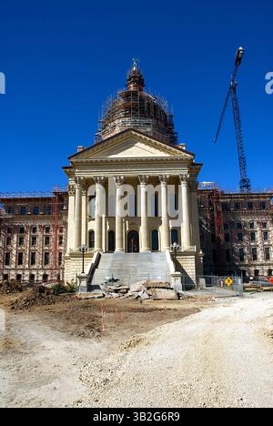 13 ottobre 2013 - Topeka, Kansas, Stati Uniti d'America - Topeka, Kansas. 10-13-2013.l'edificio del capitale dello Stato di Topeka è in fase di ristrutturazione. . Il Kansas State Capitol, noto anche come Kansas Statehouse, è l'edificio che ospita i rami esecutivi e legislativi del governo dello stato del Kansas. Si trova nella città di Topeka che è stata capitale del Kansas da quando è diventato uno stato nel 1861. È il secondo edificio a servire come Campidoglio del Kansas..la cupola, con i suoi 304 piedi (93 m), è più alta della cupola del Campidoglio degli Stati Uniti di 288 piedi (88 m), anche se il suo diamante Foto Stock