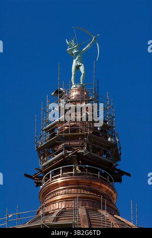 13 ottobre 2013 - Topeka, Kansas, Stati Uniti d'America - Topeka, Kansas. 10-13-2013.l'edificio del capitale dello Stato di Topeka è in fase di ristrutturazione. . Il Kansas State Capitol, noto anche come Kansas Statehouse, è l'edificio che ospita i rami esecutivi e legislativi del governo dello stato del Kansas. Si trova nella città di Topeka che è stata capitale del Kansas da quando è diventato uno stato nel 1861. È il secondo edificio a servire come Campidoglio del Kansas..la cupola, con i suoi 304 piedi (93 m), è più alta della cupola del Campidoglio degli Stati Uniti di 288 piedi (88 m), anche se il suo diamante Foto Stock