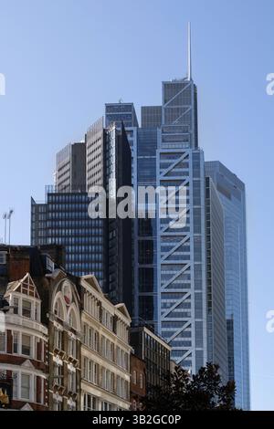 LONDRA, Regno Unito - 06 APRILE 2025: Vista lungo Bishopsgate verso i grattacieli della City di Londra sopra gli edifici vittoriani con 110 Bishopsgate Tower che chiude Foto Stock