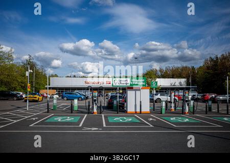 Stazione di ricarica per auto elettriche del supermercato Sainsburys. Ricarica dei veicoli elettrici del supermercato. Foto Stock