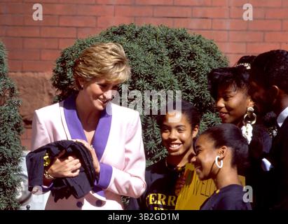 5 ottobre 1990 - Washington, District of Columbia, U. S - la Principessa del Galles visita la Casa della nonna, un centro per l'HIV per bambini a Washington DC, ottobre 1990. Indossa una tuta rosa e viola di Catherine Walker. (Immagine di credito: © Mark Reinstein via ZUMA Wire) Foto Stock