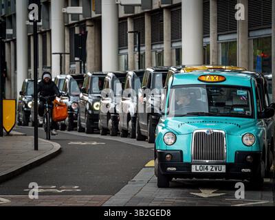 London taxi - coda dei taxi di Londra fuori dalla stazione di London St Pancras. London taxi Queue London taxi Rank Foto Stock