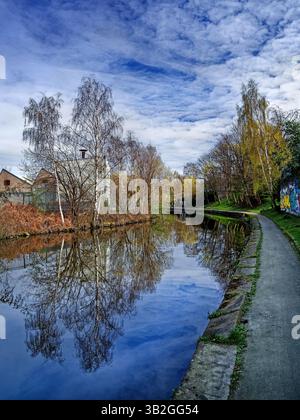 UK, South Yorkshire, Sheffield, Towpath e la Sheffield and South Yorkshire Navigation. Foto Stock