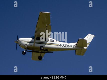 26 settembre 2015 - Emporia, Kansas, Stati Uniti d'America - Emporia, Kansas 9-24-2015.A 2002 Cessna Model T206H un aereo ad ala fissa con un singolo motore Lycoming, vola sopra Welch Stadium durante la partita ESU Football di oggi. Questo aereo è registrato alla English Air Services Inc. Di Santa Barbara, California. . Crediti: Mark Reinstein (immagine di credito: © Mark Reinstein tramite ZUMA Wire) Foto Stock