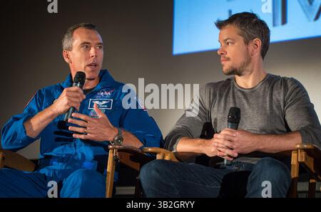 18 agosto 2015 - solo per l'uso in questa storia. Solo per uso editoriale. Nessuna azione, libri, pubblicità o merchandising senza il permesso del fotografo....l'astronauta della NASA Drew Feustel, Left, e l'attore Matt Damon partecipano a una sessione di domande e risposte sul viaggio della NASA su Marte e sul film ''The Martian''..Matt Damon promuove il film marziano con la NASA, California, America - 18 agosto 2015..l'attore Matt Damon, chi interpreta Mark Watney, astronauta della NASA nel film ''il marziano'', ha realizzato le sue impronte di mano in cemento al Jet Propulsion Laboratory (JPL) Mars Yard a Pasadena, California, martedì 1 agosto Foto Stock